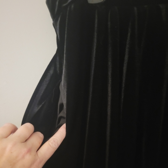 HOT TOPIC Batwing Hem Black Velvet Skirt - Picture 8 of 11